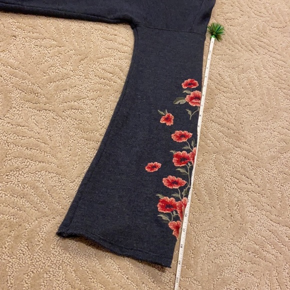 American Eagle Bell Sleeve Embroidered Crewneck XS - Picture 13 of 16